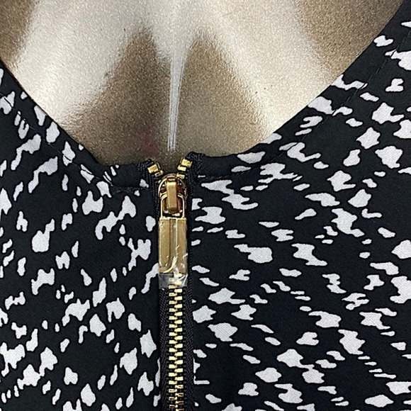 Jones New York Sleeveless Scoop Neck Top Blouse Pull In Zip Front Size Medium - Picture 5 of 12